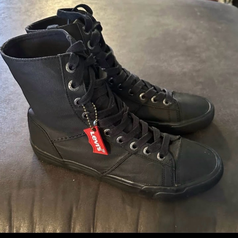 Levi's black high tops no box like new